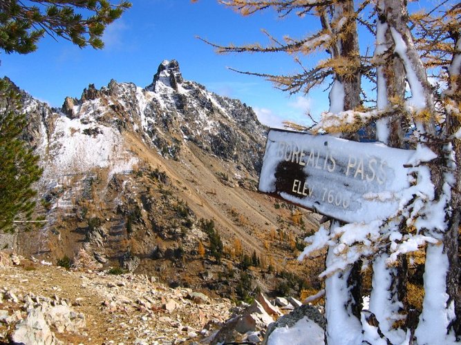 Another view of the Borealis Pass sign, with the north peak of Pinnacle behind it.